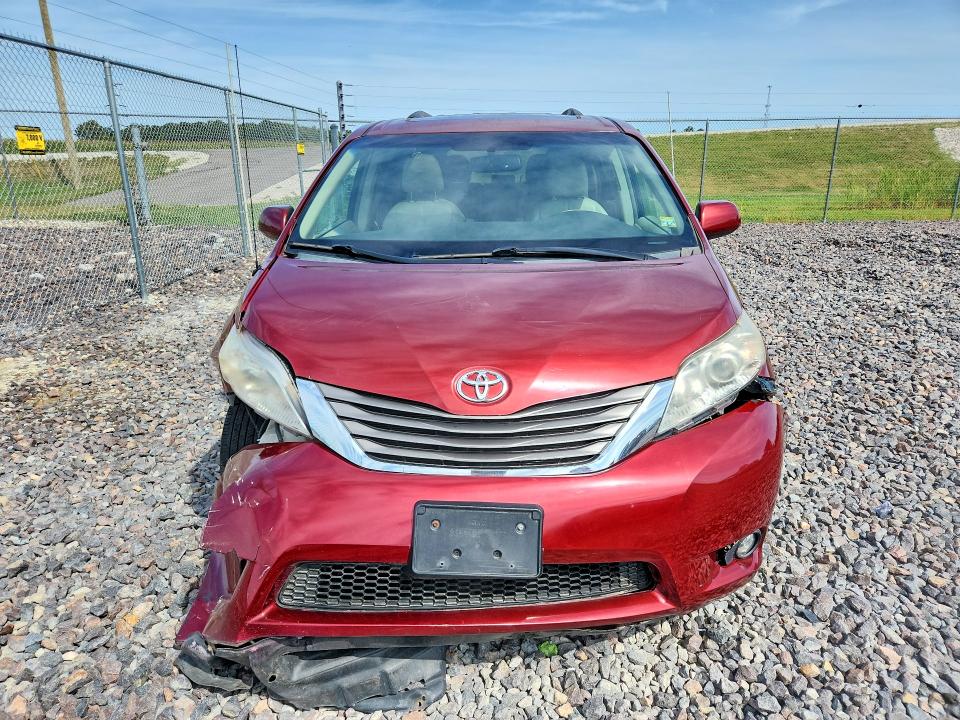 68295796 :رقم المزاد ، 5TDYK3DCXBS090938 vin ، 2011 Toyota Sienna مزاد بيع