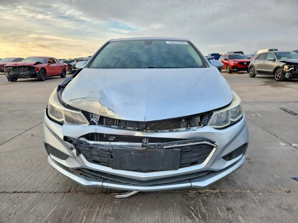 70613026 :رقم المزاد ، 1G1BC5SM6J7154842 vin ، 2018 Chevrolet Cruze مزاد بيع