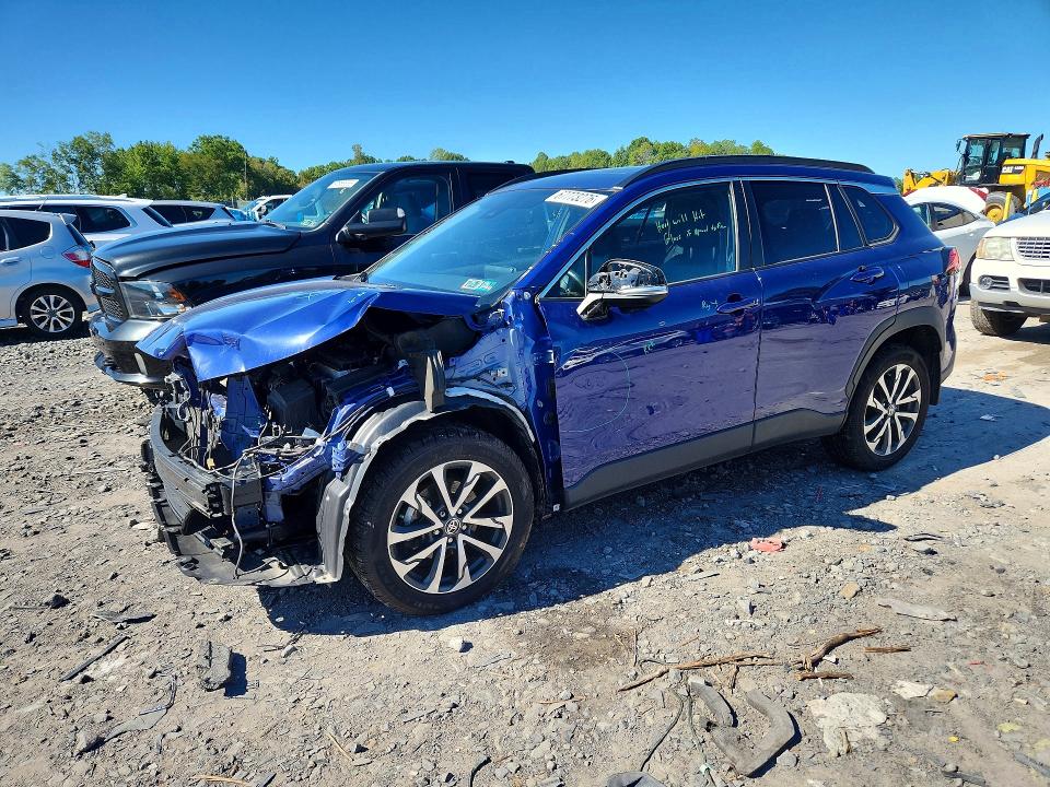 67773276 :رقم المزاد ، 7MUDAABG2NV032053 vin ، 2022 Toyota Corolla Cross مزاد بيع