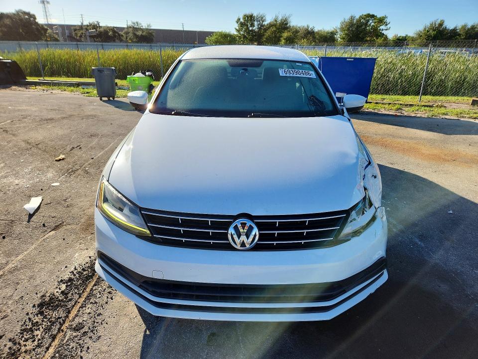 69390486 :رقم المزاد ، 3VW2B7AJ2JM261242 vin ، 2018 Volkswagen Jetta مزاد بيع