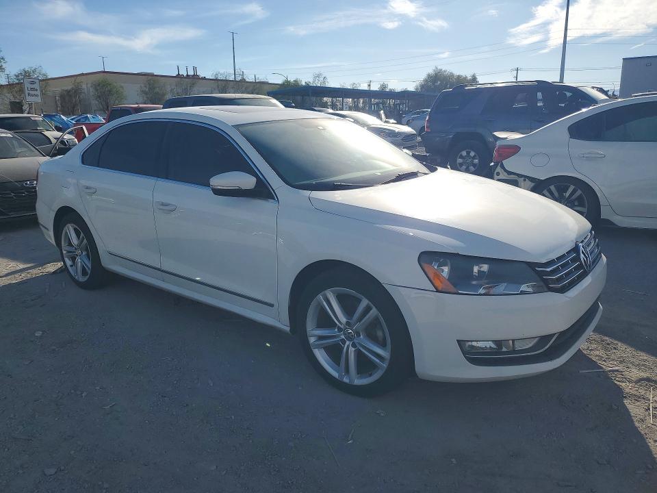 70654126 :رقم المزاد ، 1VWBN7A33EC073345 vin ، 2014 Volkswagen Passat مزاد بيع