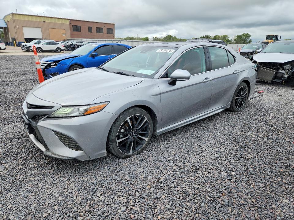 69516576 :رقم المزاد ، 4T1B61HK1KU180440 vin ، 2019 Toyota Camry مزاد بيع