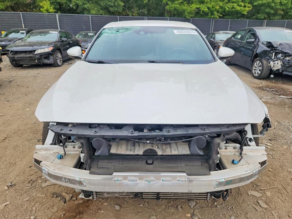 69235076 :رقم المزاد ، 1HGCV1F3XJA183572 vin ، 2018 Honda Accord مزاد بيع