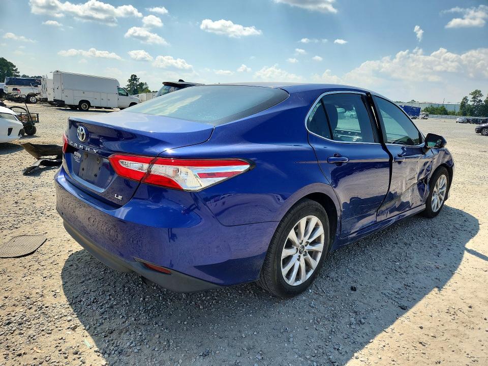 67700636 :رقم المزاد ، 4T1B11HK4JU656371 vin ، 2018 Toyota Camry مزاد بيع