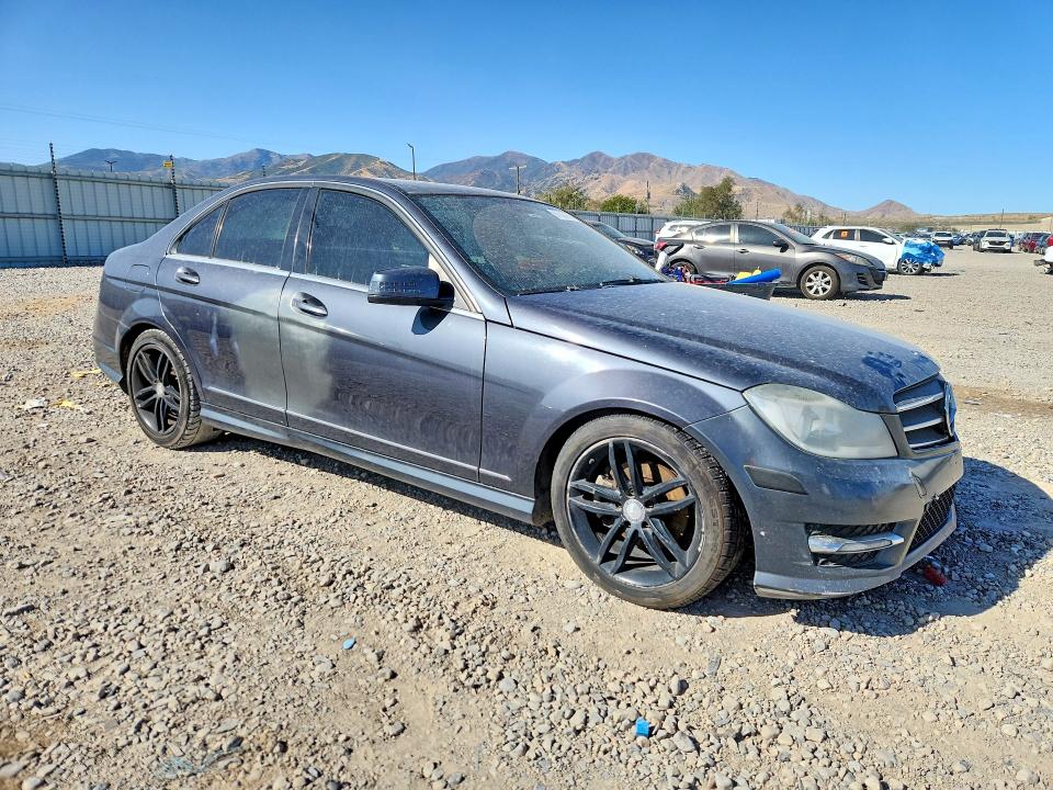 2013 Mercedes-benz C მანქანა იყიდება აუქციონზე, vin: WDDGF4HB3DR267618, აუქციონის ნომერი: 67335996