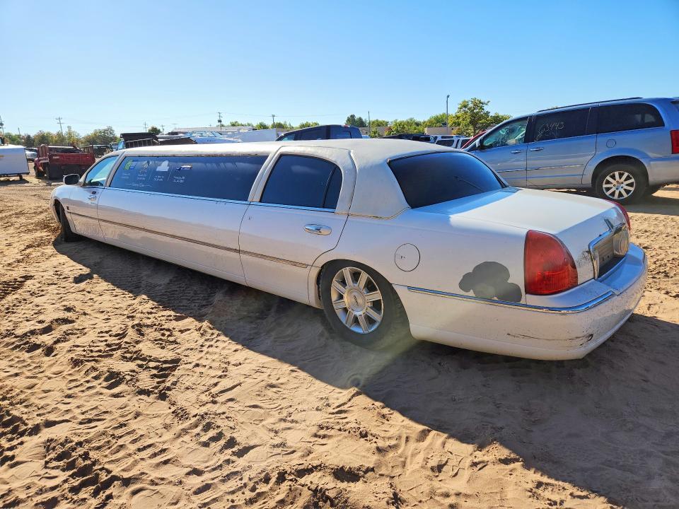69910216 :رقم المزاد ، 2L1FM88W88X634401 vin ، 2008 Lincoln Town Car مزاد بيع
