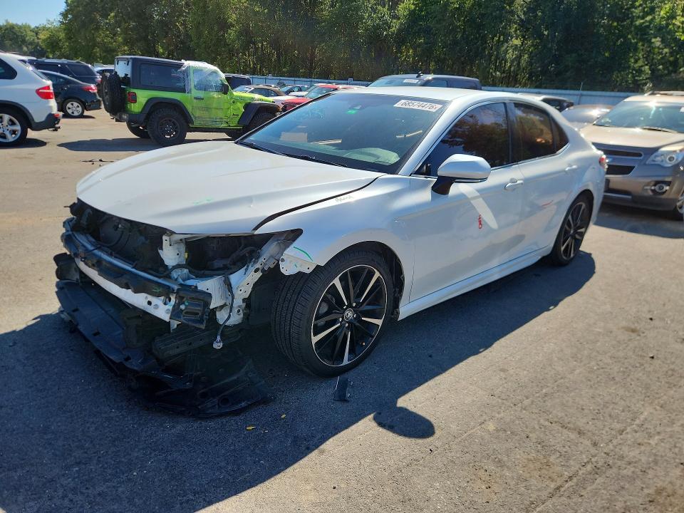 68574476 :رقم المزاد ، 4T1B61HK1JU006642 vin ، 2018 Toyota Camry مزاد بيع