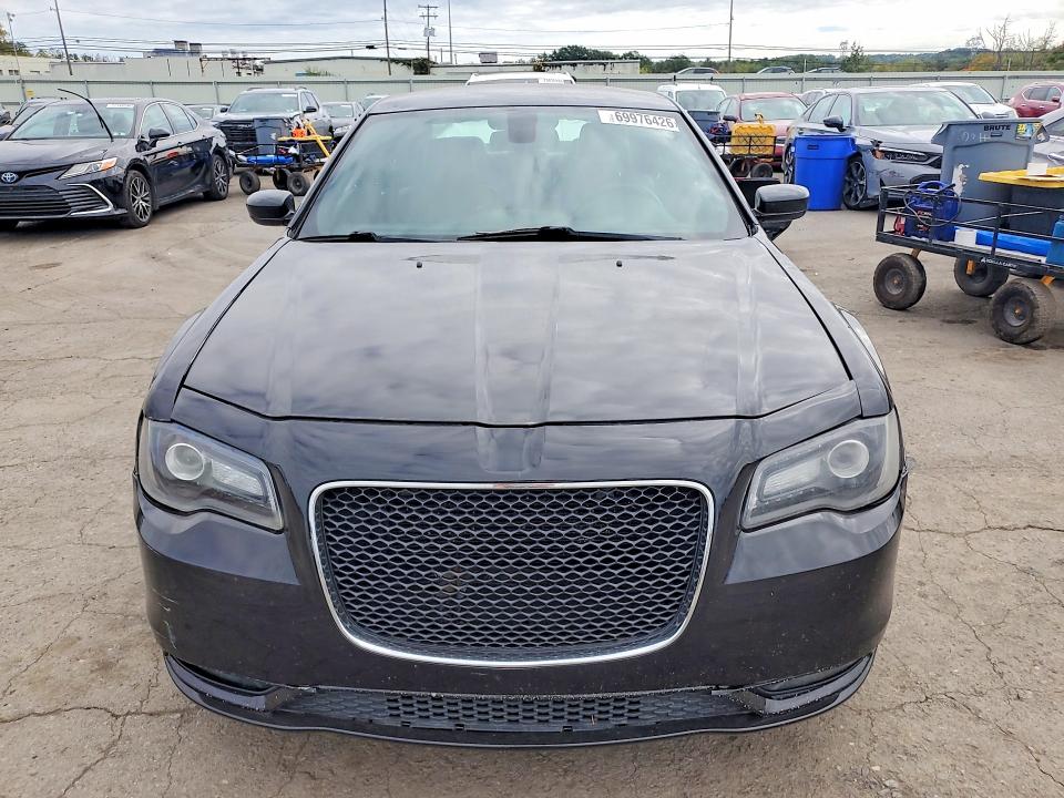 Продаж на аукціоні авто 2016 Chrysler 300, vin: 2C3CCABG5GH238568, номер лоту: 69976426