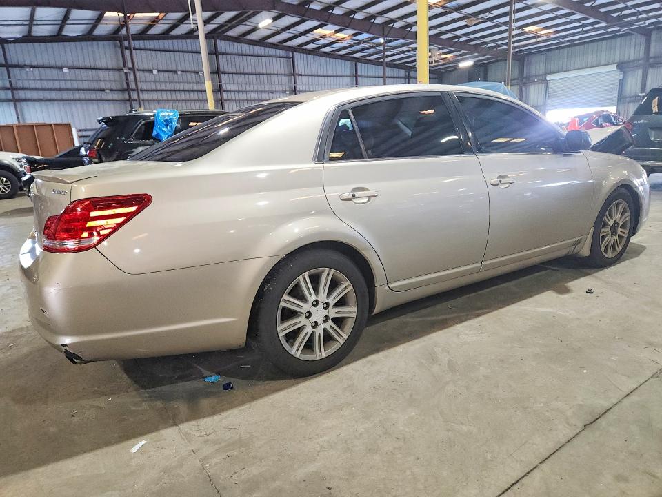 67931376 :رقم المزاد ، 4T1BK36B55U052037 vin ، 2005 Toyota Avalon مزاد بيع