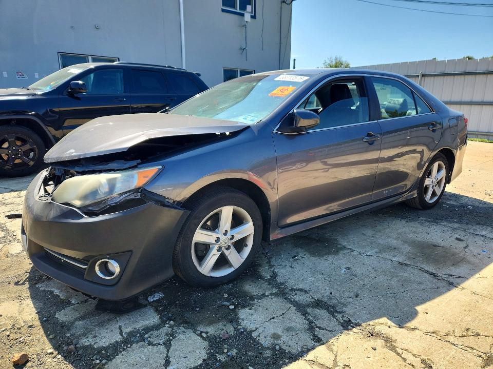 68713576 :رقم المزاد ، 4T1BF1FK5EU395648 vin ، 2014 Toyota Camry مزاد بيع