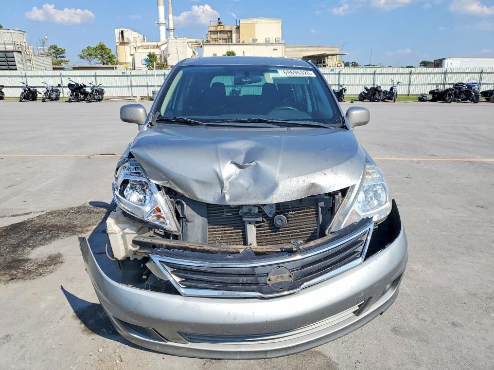 69696326 :رقم المزاد ، 3N1BC1CP4BL389958 vin ، 2011 Nissan Versa مزاد بيع