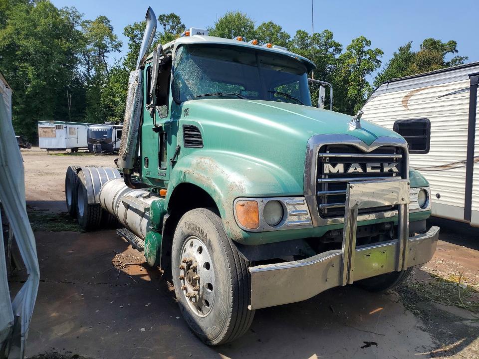 66977046 :رقم المزاد ، 1M2AG10Y54M013932 vin ، 2004 Mack 700 مزاد بيع
