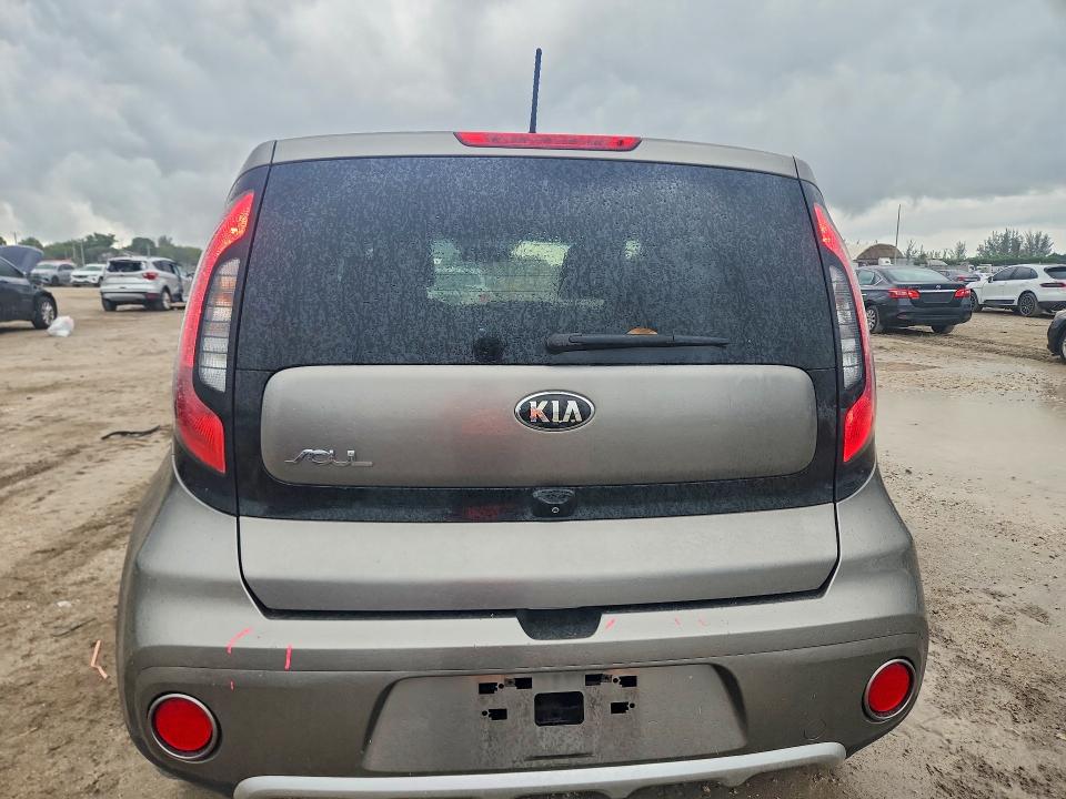 68376186 :رقم المزاد ، KNDJP3A58J7515400 vin ، 2018 Kia Soul مزاد بيع
