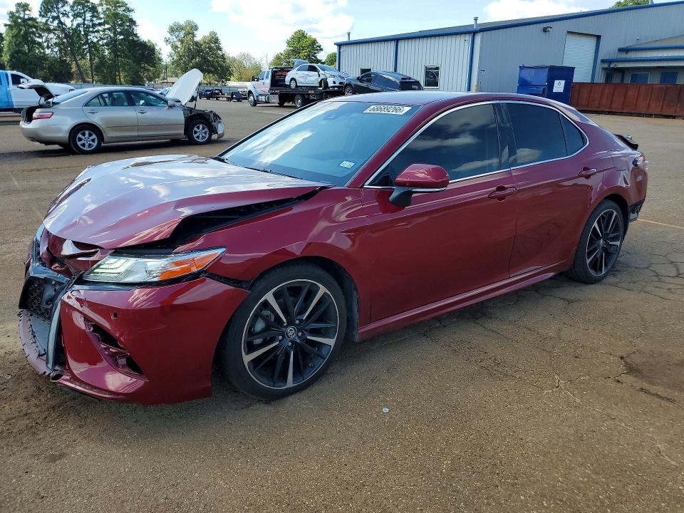 Auction sale of the 2018 Toyota Camry, vin: 4T1B61HKXJU571942, lot number: 68689266