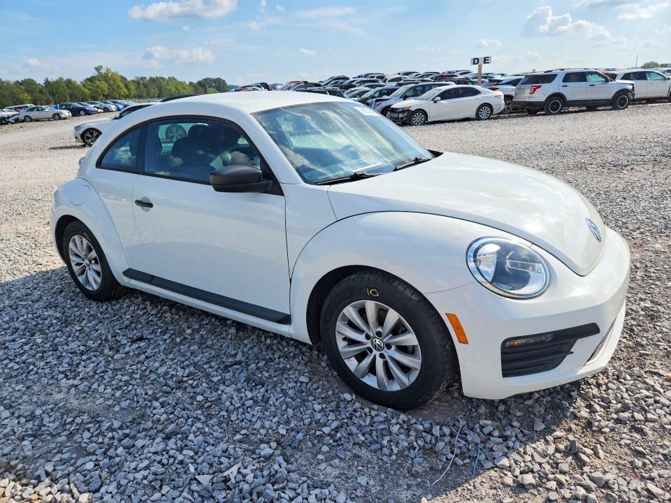 68855956 :رقم المزاد ، 3VWF17AT2HM617544 vin ، 2017 Volkswagen Beetle مزاد بيع