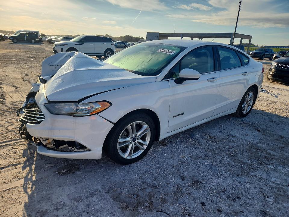 70324386 :رقم المزاد ، 3FA6P0LU3JR238341 vin ، 2018 Ford Fusion مزاد بيع