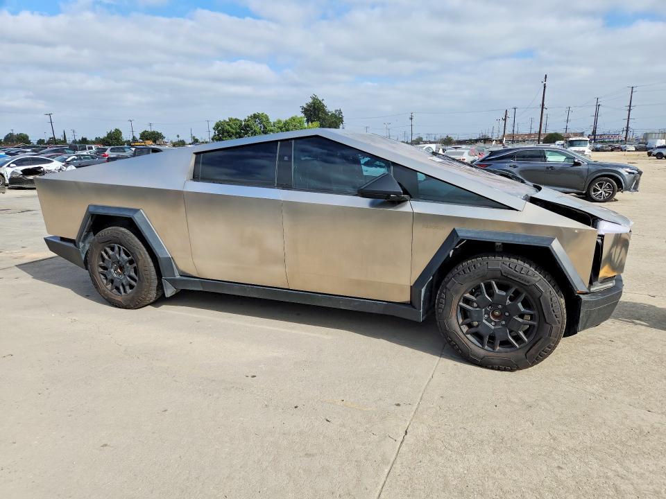 69174746 :رقم المزاد ، 7G2CEHED8RA000054         vin ، 2024 Tesla Cybertruck مزاد بيع