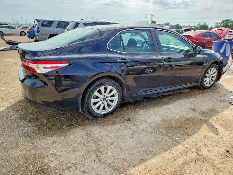 67449816 :رقم المزاد ، 4T1B11HK4JU609289 vin ، 2018 Toyota Camry مزاد بيع