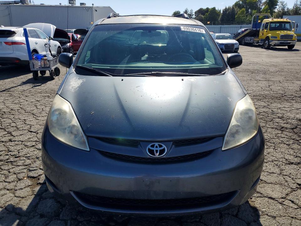 69030416 :رقم المزاد ، 5TDKK4CC5AS318937 vin ، 2010 Toyota Sienna مزاد بيع