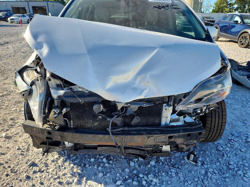 70052026 :رقم المزاد ، 5TDYZ3DC7JS925002 vin ، 2018 Toyota Sienna مزاد بيع