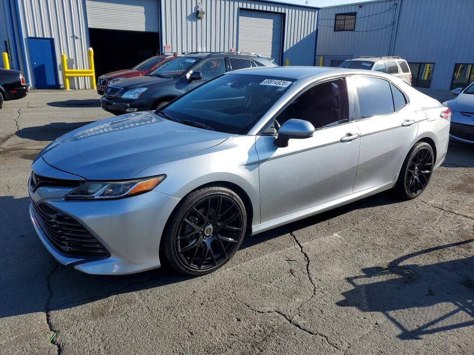 69914926 :رقم المزاد ، 4T1B11HK9JU071043 vin ، 2018 Toyota Camry مزاد بيع