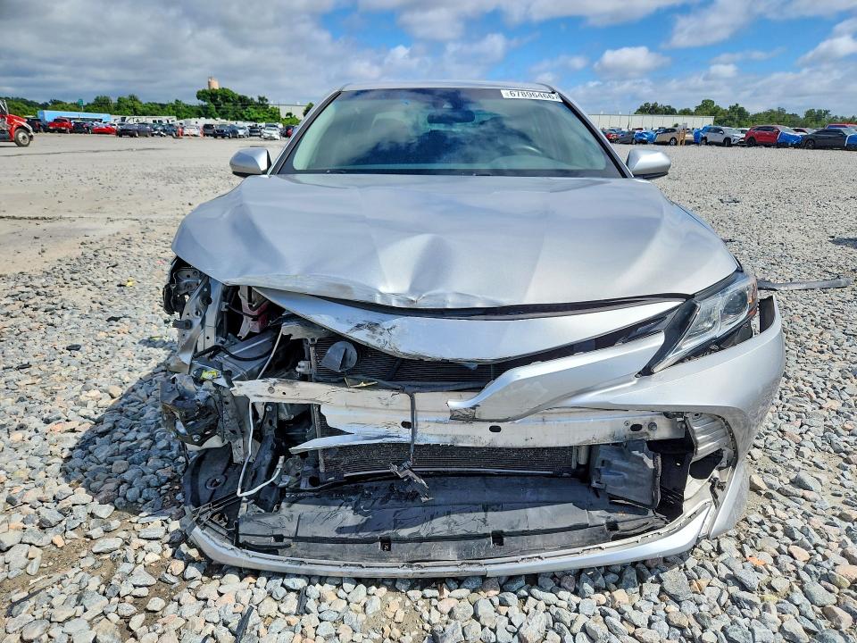 67896466 :رقم المزاد ، 4T1B11HK1JU607497 vin ، 2018 Toyota Camry مزاد بيع