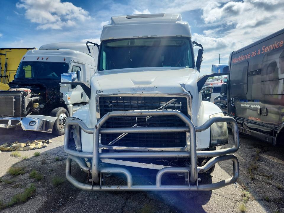 2014 Volvo Vn მანქანა იყიდება აუქციონზე, vin: 4V4NC9EH4EN172465, აუქციონის ნომერი: 68626266