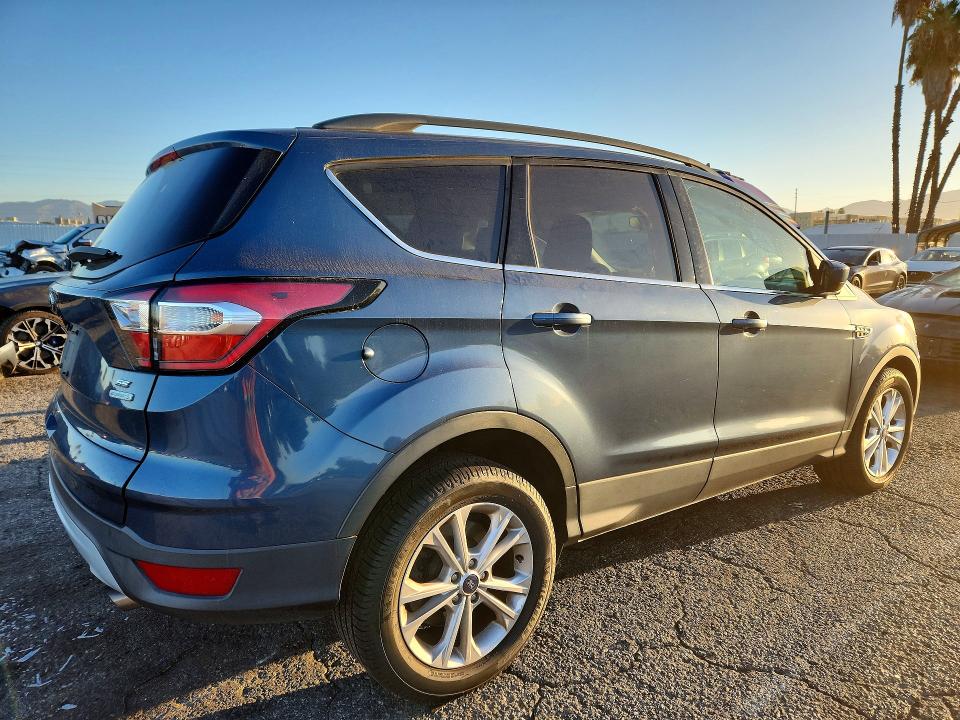 Продажа на аукционе авто 2018 Ford Escape, vin: 1FMCU0GD3JUA43800, номер лота: 70832776