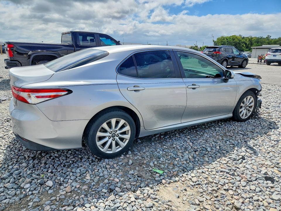 67896466 :رقم المزاد ، 4T1B11HK1JU607497 vin ، 2018 Toyota Camry مزاد بيع