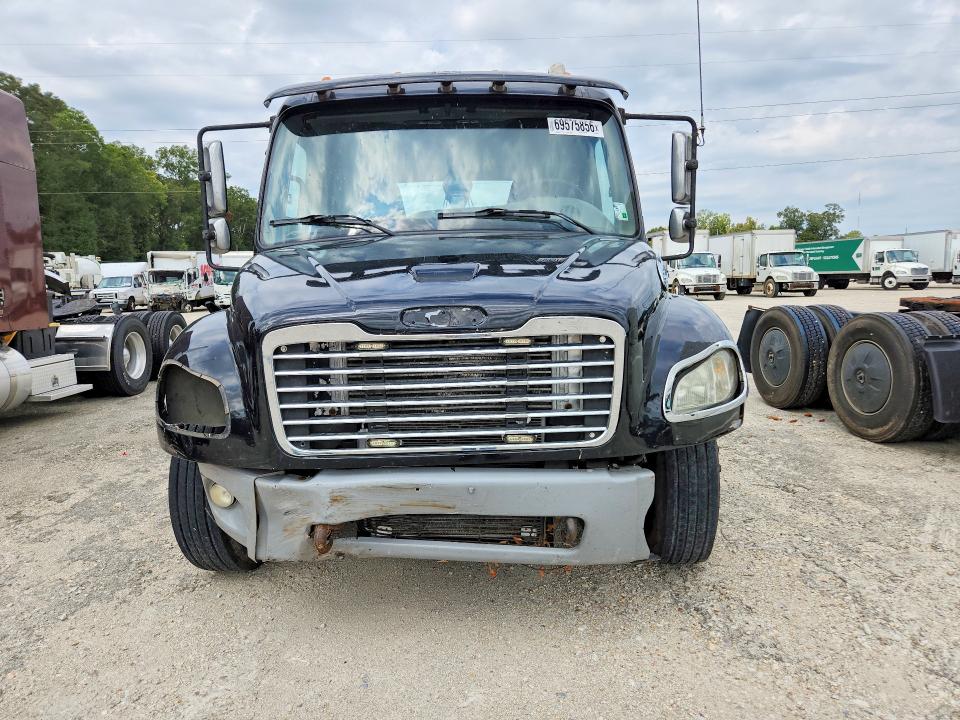 69575856 :رقم المزاد ، 1FVACWDDX5HU79553 vin ، 2005 Freightliner M2 مزاد بيع
