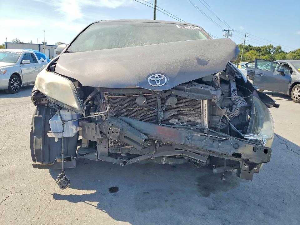 68272896 :رقم المزاد ، 5TDYK3DCXFS572315 vin ، 2015 Toyota Sienna مزاد بيع