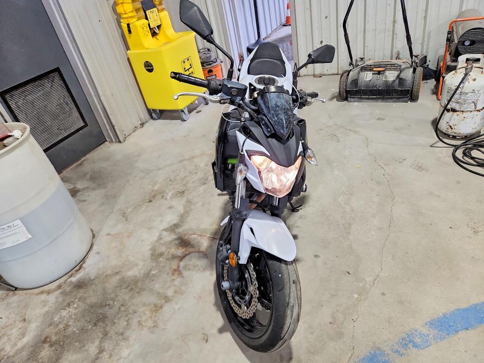 68246976 :رقم المزاد ، JKAEREG19HDA00863 vin ، 2017 Kawasaki Er650 مزاد بيع