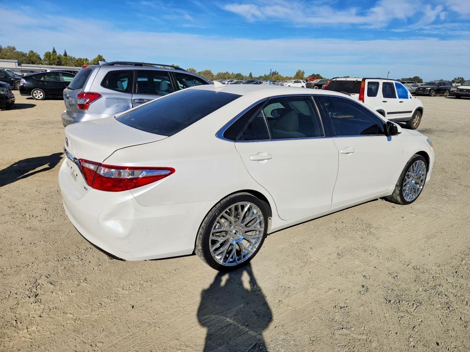 70351566 :رقم المزاد ، 4T1BK1FK2FU561332 vin ، 2015 Toyota Camry مزاد بيع