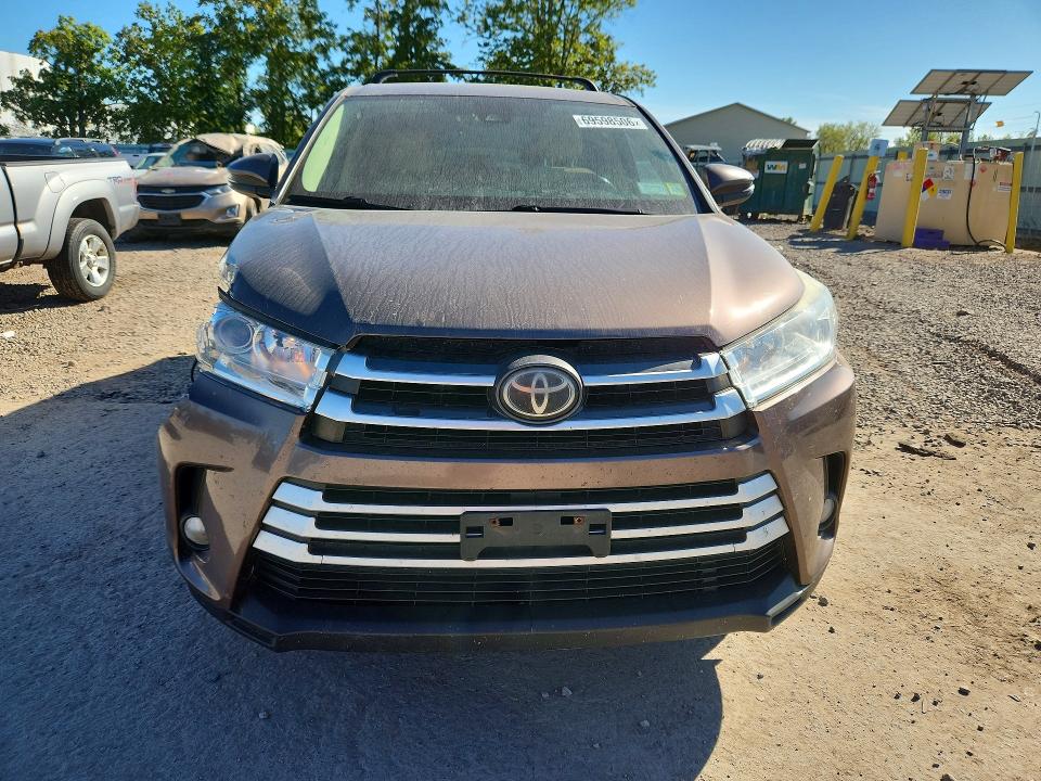 69598506 :رقم المزاد ، 5TDBZRFH5JS495245 vin ، 2018 Toyota Highlander مزاد بيع