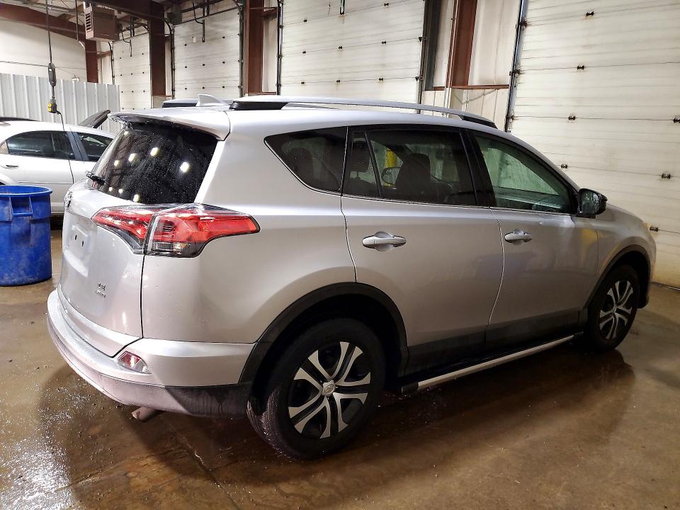 70694016 :رقم المزاد ، 2T3BFREV1JW711445 vin ، 2018 Toyota Rav4 مزاد بيع