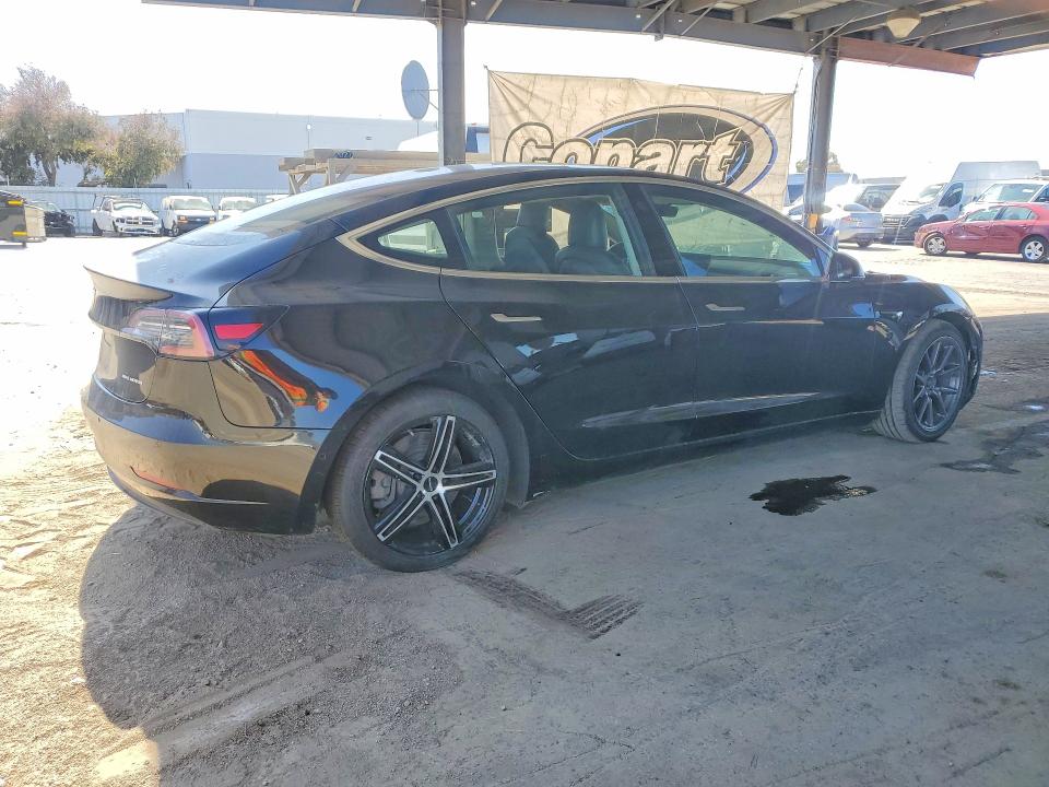 69455756 :رقم المزاد ، 5YJ3E1EB1JF144433 vin ، 2018 Tesla Model 3 مزاد بيع