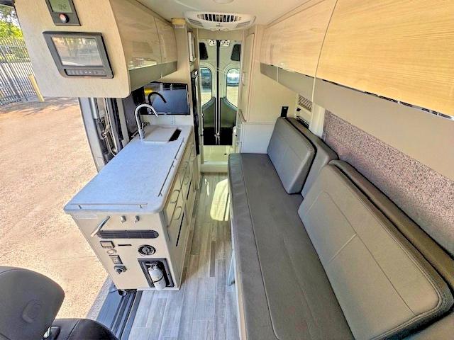 68984336 :رقم المزاد ، W1X4EBHY0NP484324 vin ، 2022 Mercedes-benz Sprinter مزاد بيع