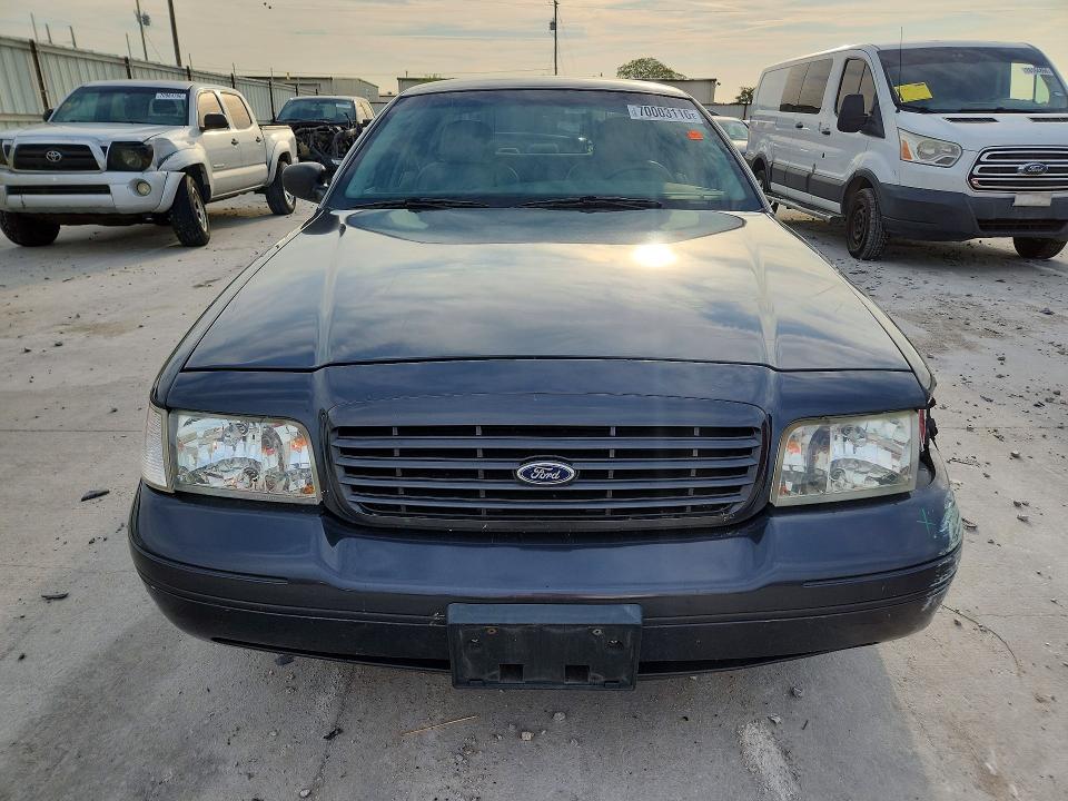 2004 Ford Crown Victoria მანქანა იყიდება აუქციონზე, vin: 2FAHP74W44X180912, აუქციონის ნომერი: 70003116