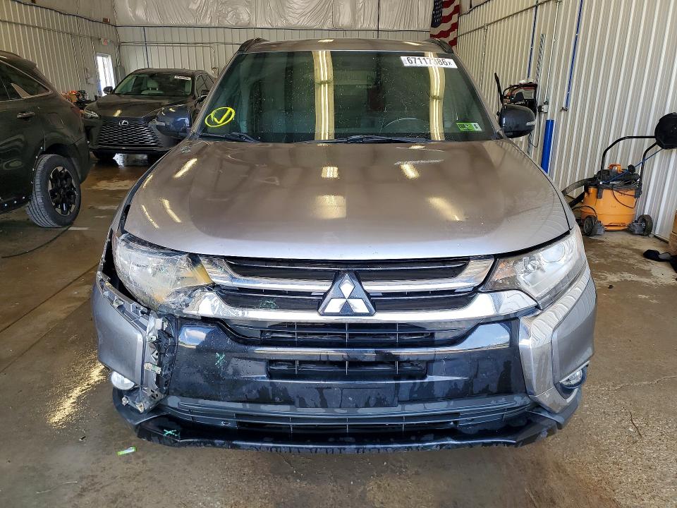 67117386 :رقم المزاد ، JA4AZ3A33JZ021081 vin ، 2018 Mitsubishi Outlander مزاد بيع