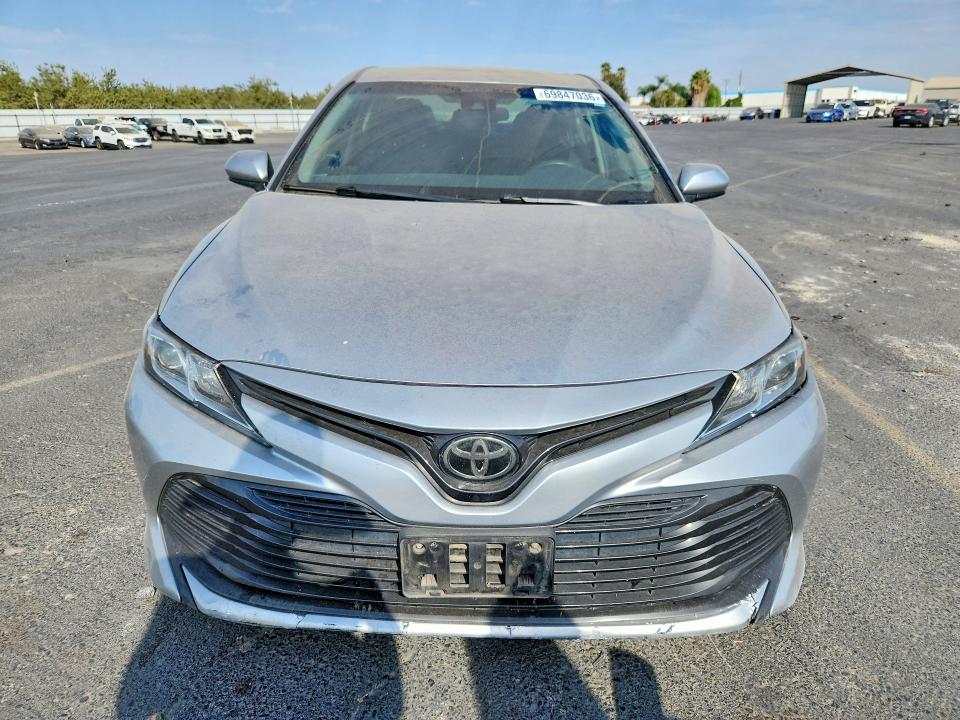 2018 Toyota Camry მანქანა იყიდება აუქციონზე, vin: 4T1B11HK0JU529276, აუქციონის ნომერი: 69847036