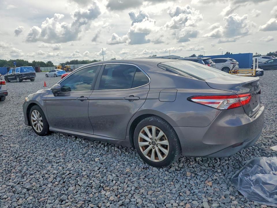70162996 :رقم المزاد ، 4T1B11HK4JU639005 vin ، 2018 Toyota Camry مزاد بيع