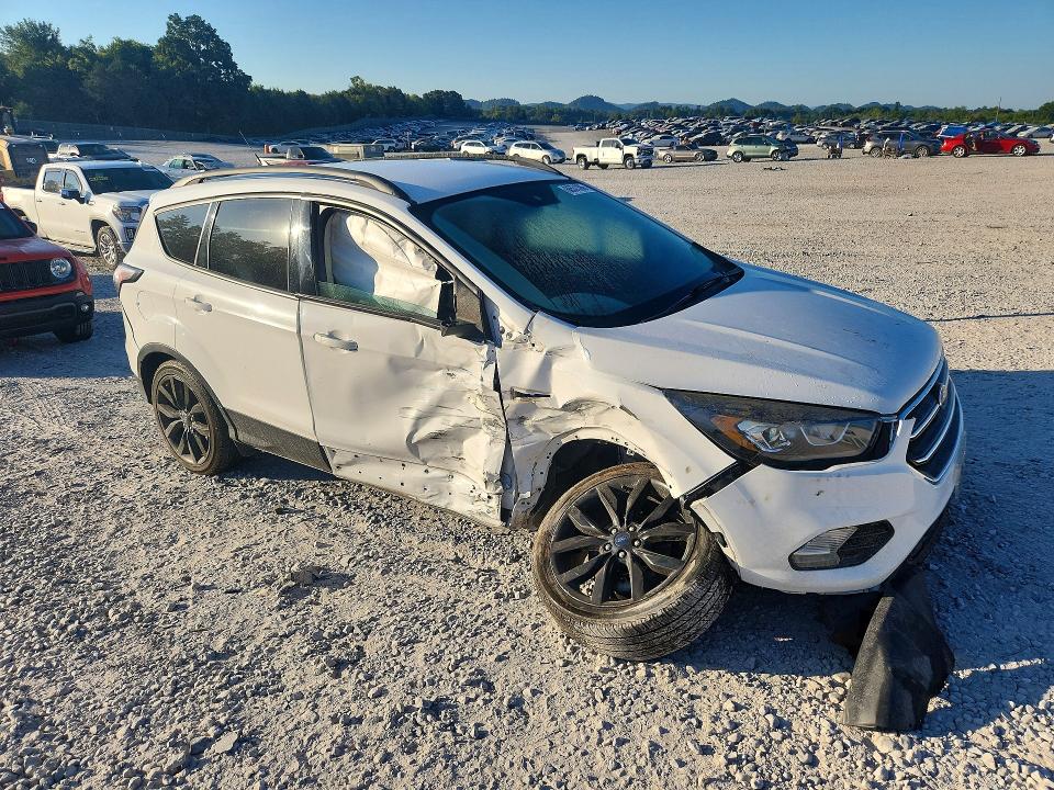 Продажа на аукционе авто 2018 Ford Escape, vin: 1FMCU0GD0JUB58547, номер лота: 66531396