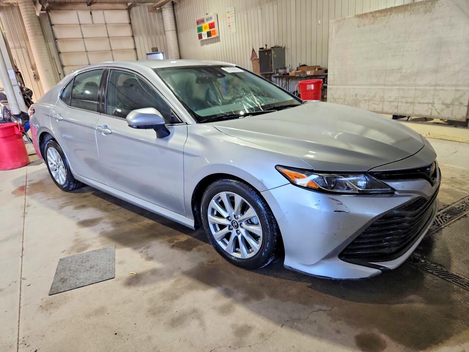 70108066 :رقم المزاد ، 4T1C11AK7LU945911 vin ، 2020 Toyota Camry مزاد بيع