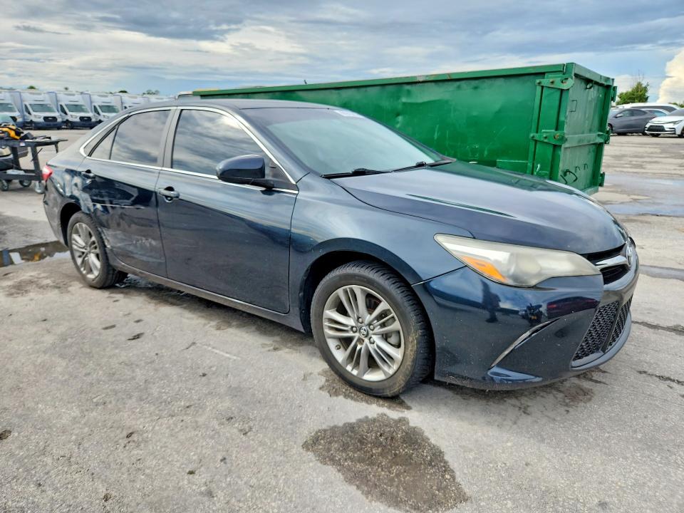 68943686 :رقم المزاد ، 4T1BF1FK9HU742273 vin ، 2017 Toyota Camry مزاد بيع