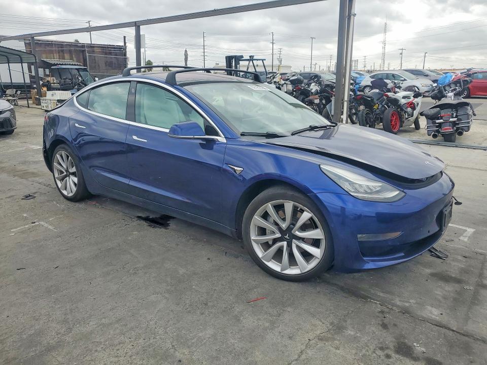 69182796 :رقم المزاد ، 5YJ3E1EB7JF135414 vin ، 2018 Tesla Model 3 مزاد بيع