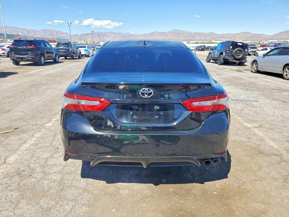 68100076 :رقم المزاد ، 4T1B11HK8JU599429 vin ، 2018 Toyota Camry مزاد بيع