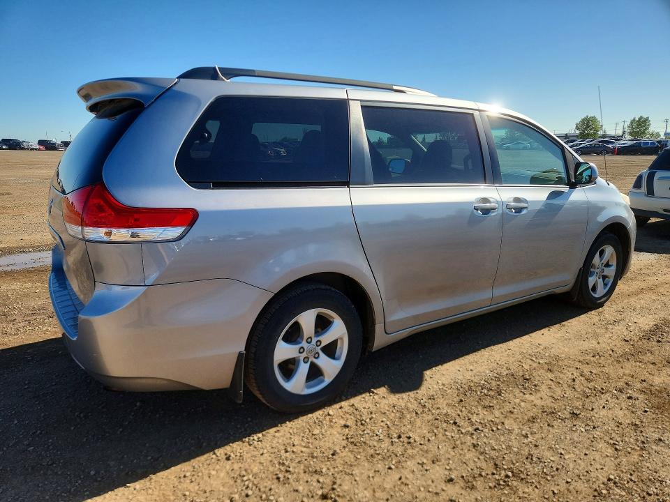 69613216 :رقم المزاد ، 5TDKA3DC6BS004453 vin ، 2011 Toyota Sienna مزاد بيع