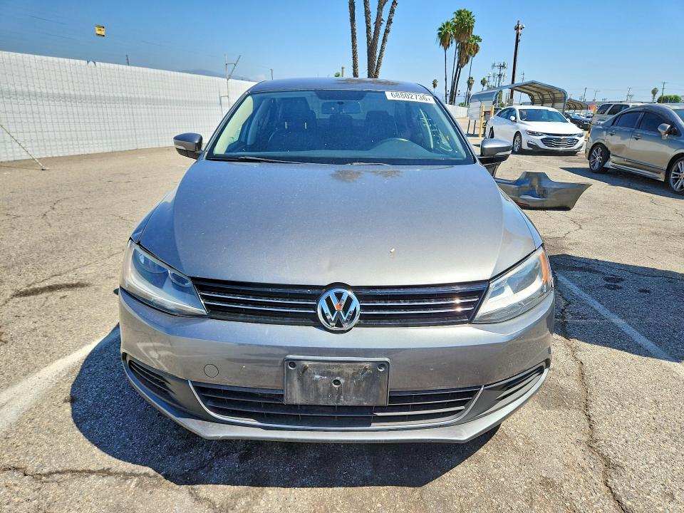 68802736 :رقم المزاد ، 3VWD17AJ3EM336841 vin ، 2014 Volkswagen Jetta مزاد بيع