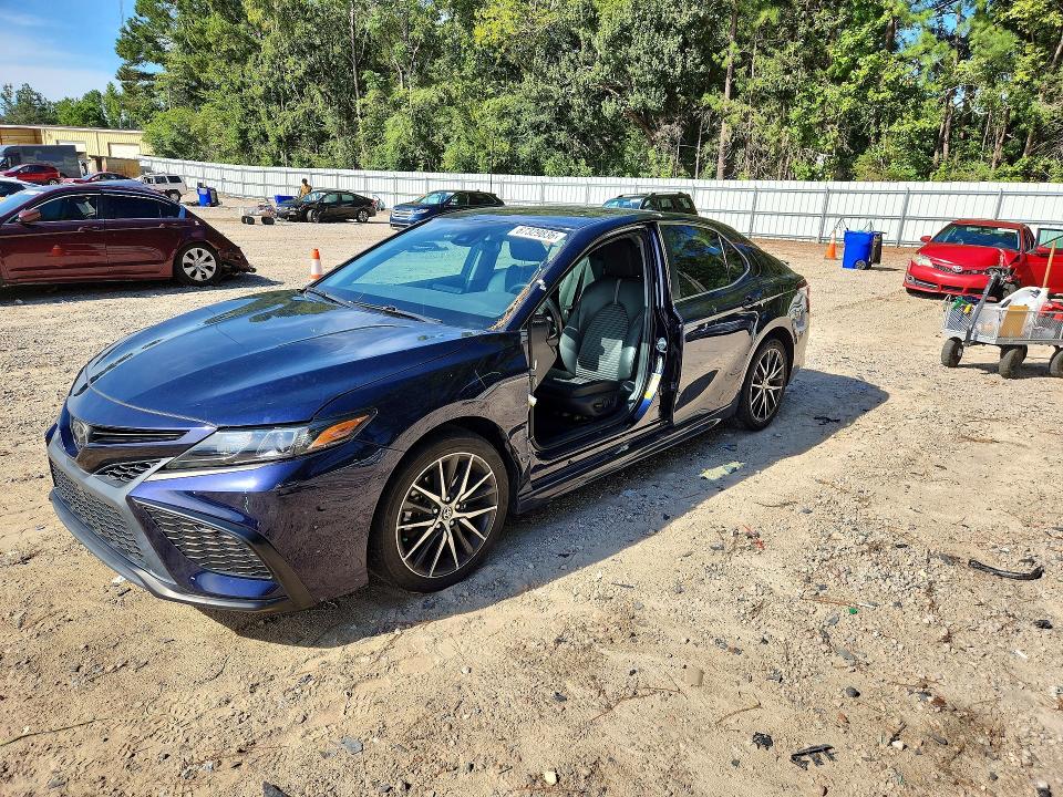 67329836 :رقم المزاد ، 4T1G11AK5MU602081 vin ، 2021 Toyota Camry مزاد بيع