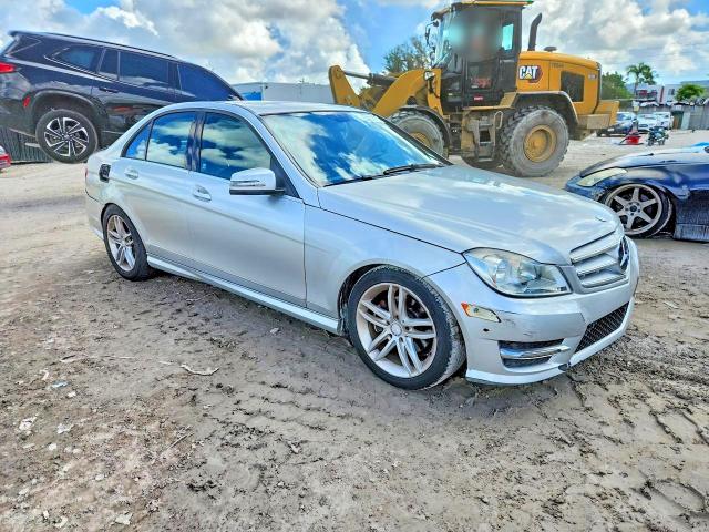 2014 Mercedes-benz C მანქანა იყიდება აუქციონზე, vin: WDDGF4HB6EA949926, აუქციონის ნომერი: 69201476